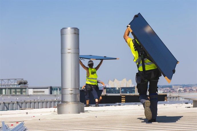 Instalación de paneles solares fabricados en España en la sede de la Comisión Europea.
