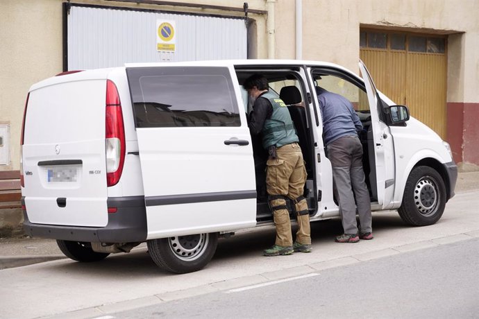 Archivo - Dos agentes en el interior de una furgoneta de la Guardia Civil en las inmediaciones del dispositivo puesto en marcha para buscar a un joven desaparecido en julio de 2021, a 24 de mayo de 2022, en Entrena, La Rioja, Logroño (España). La búsque