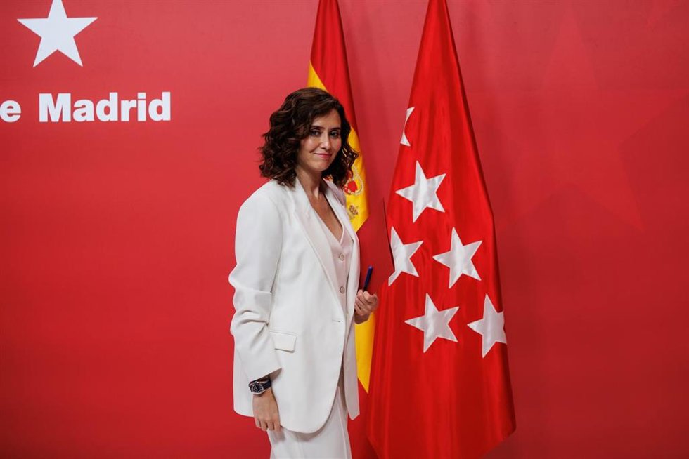 La presidenta de la Comunidad de Madrid, Isabel Díaz Ayuso, a su llegada a una rueda de prensa tras el Consejo de Gobierno de la Comunidad de Madrid, en la Real Casa de Correos, a 26 de junio de 2023