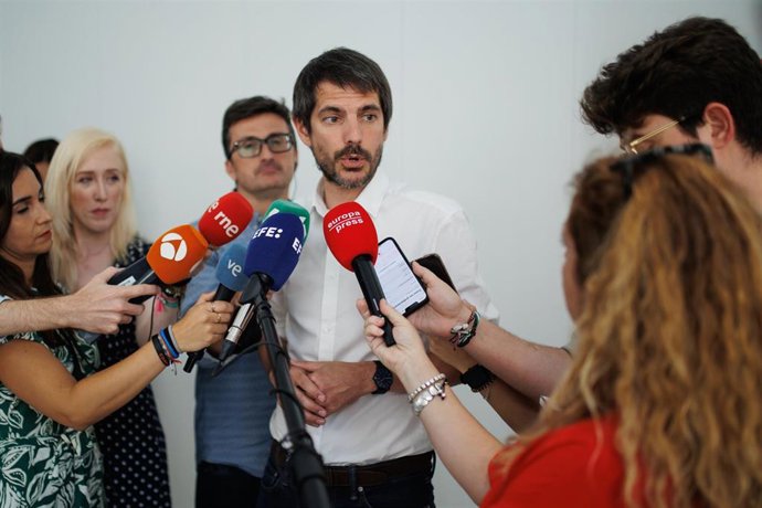 El portavoz de Sumar, Ernest Urtasun, ofrece declaraciones a los medios, a 16 de junio de 2023, en Madrid (España).