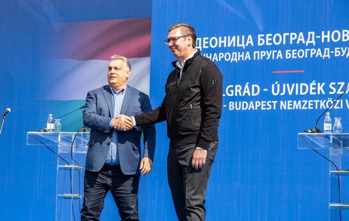 Archivo - NOVI SAD, March 20, 2022  -- Serbian President Aleksandar Vucic (R) and Hungarian Prime Minister Viktor Orban attend the inauguration ceremony of the Belgrade-Novi Sad section of the Belgrade-Budapest railway in Novi Sad, Serbia, March 19, 2022.