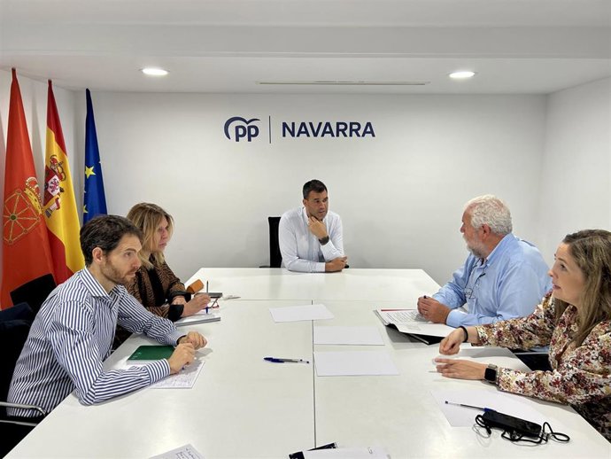 El presidente del PPN, Javier García, y los candidatos Sergio Sayas y Amelia Salanueva se reúnen con José María Aracama y Ana Yerro, de la Institución Futuro.