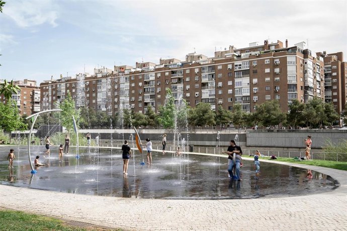 Archivo - Niños en los chorros de la playa de Madrid Río