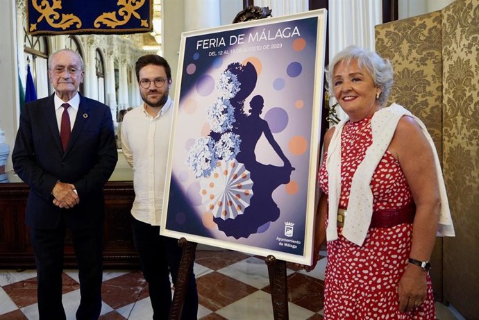 El alcalde de Málaga, Francisco de la Torre, junto a la concejala de Fiestas, Teresa Porras, en la presentación del cartel de la Feria 2023, 'Asómbrate en la Feria', diseñado por el malagueño José Carlos Moriel Coronado.