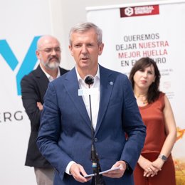 O presidente da Xunta, Alfonso Rueda, acompañado da conselleira de Economía, Industria e Innovación, María Jesús Lorenzana, visita a primeira fachada fotovoltaica integral de Galicia de Genesal Energy.