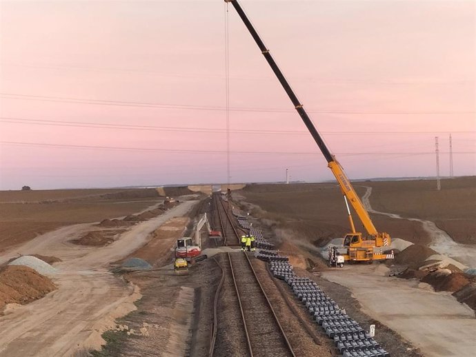 Trabajos con grúa para la renovación de carril y traviesas en la línea Zafra-Huelva.