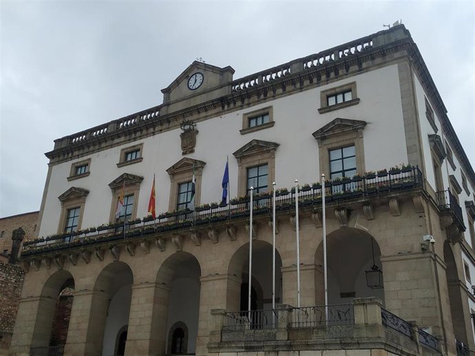 Archivo - Fachada del Ayuntamiento de Cáceres