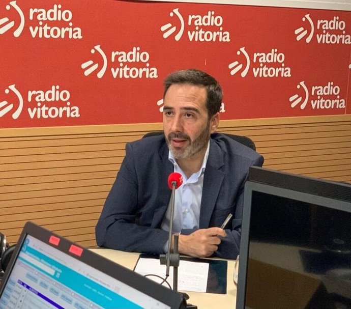 El consejero de Turismo, Comercio y Consumo, Javier Hurtado, entrevistado en Radio Vitoria