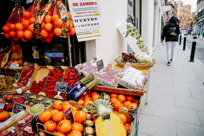 Archivo - Piezas de frutas y hortalizas en la frutería 'Vitaminas' 