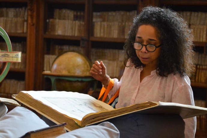 La embajadora de Estados Unidos en España, Julissa Reynoso, en su visita a la Biblioteca Histórica de la Universidad de Salamanca.