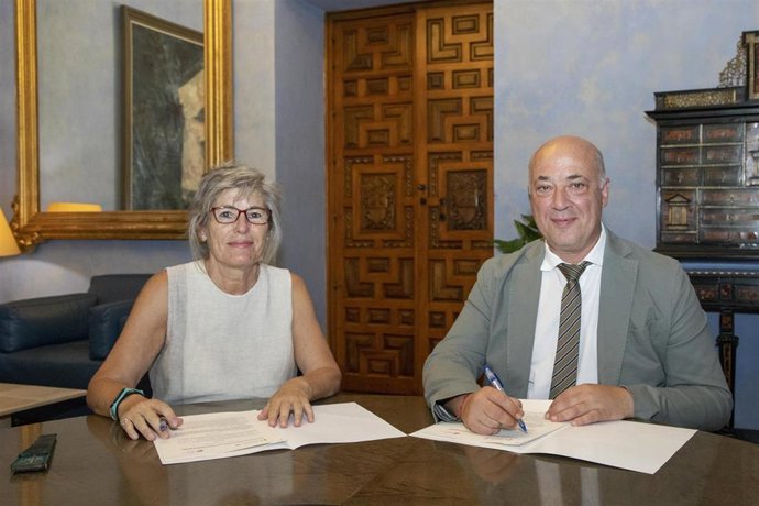 El presidente en funciones de la Diputación de Córdoba, Antonio Ruiz, en la firma con la Plataforma Andaluza de Apoyo al Lobby Europeo de Mujeres.