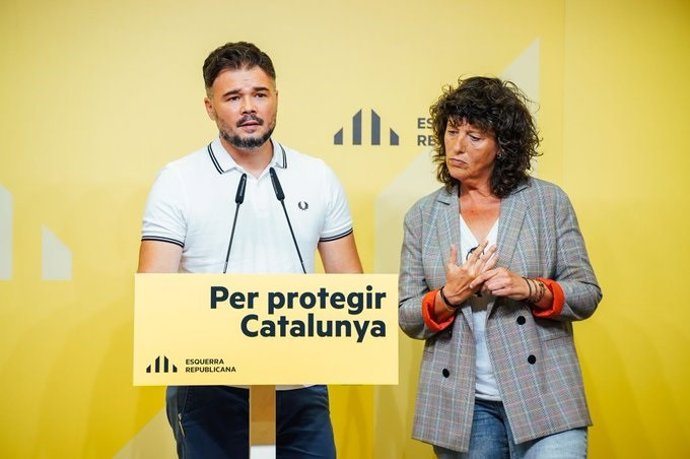 El cabeza de lista de ERC a las elecciones generales, Gabriel Rufián, con la número dos de lal ista, Teresa Jord.