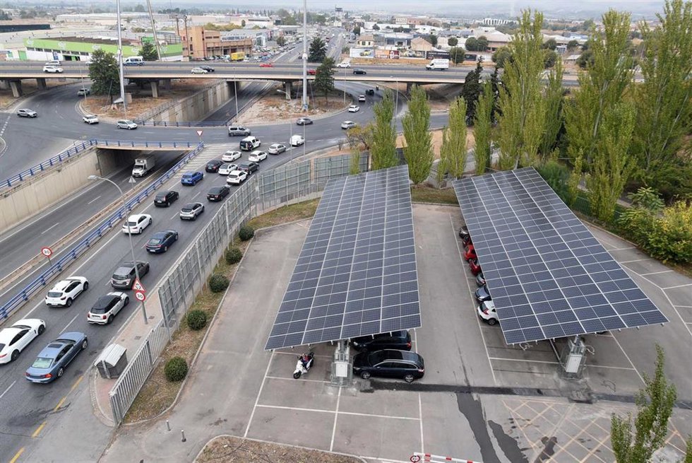 Archivo - Placas fotovoltaicas en el CIE de Diputación de Granada