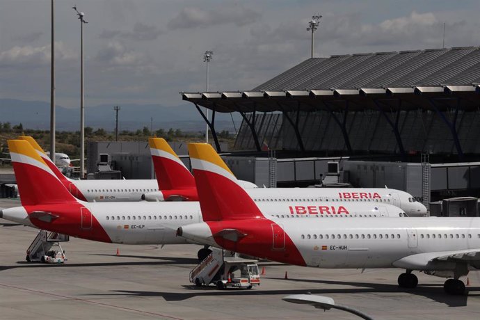 Archivo - Varios aviones de Iberia aparcados en el Aeropuerto de Madrid-Barajas Adolfo Suárez.