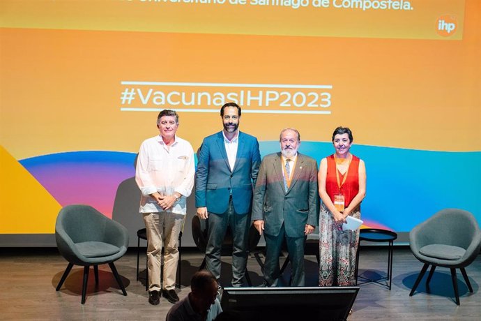 Manuel Pérez, Jorge del Diego, Alfonso Carmona y Yolanda Izquierdo, de izquierda a derecha para el lector, en las jornadas de actualización de vacunas.