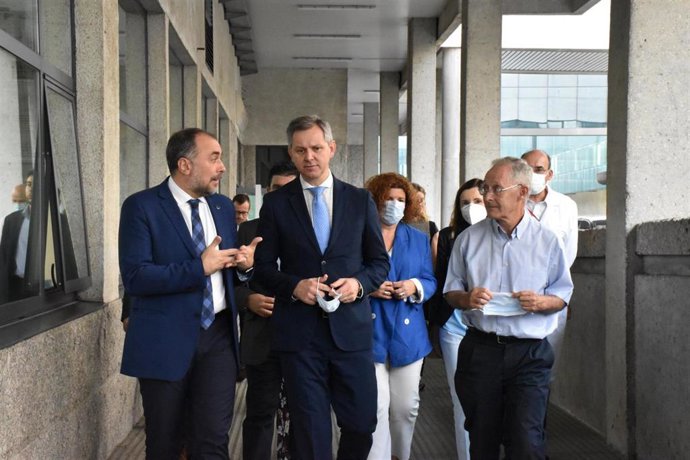 El conselleiro de Sanidade, Julio García Comesaña, el ministro de Sanidad, José Miñones, y el director de la Fundación Pública Galega de Medicina Xenómica, Ángel Carracedo.