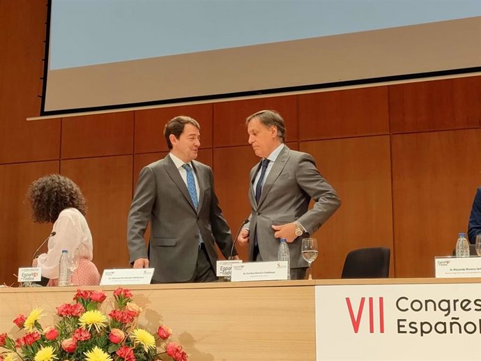 El alcalde de Salamanca, Carlos García Carbayo (d), junto al presidente de la Junta de Castilla y León, Alfonso Fernández Mañueco (i), antes de la inauguración del Congreso del Español en Salamanca.