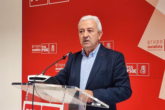 El portavoz parlamentario del PSdeG, Luis Álvarez, en rueda de prensa