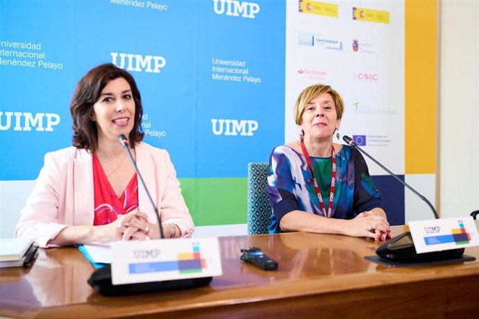 La presidenta de la Fundación Margarita Salas, Lucía Viñuela, y la científica María Soledad Soengas, del Centro Nacional de Investigaciones Oncológicas (CNIO)