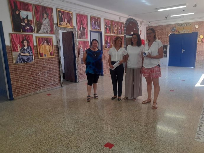 La teniente de alcalde de Infraestructuras y Accesibilidad, Belén Soto, en su visita al Centro de Educación Infantil y Primaria Gabriel Vallseca, en el barrio de Son Gotleu.