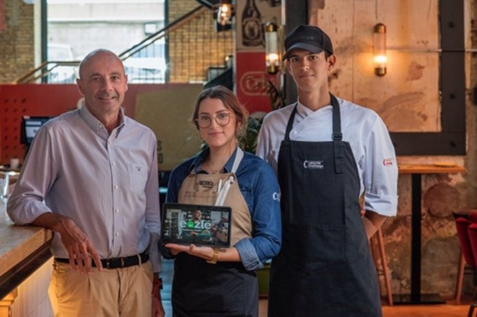 Ignacio Cunille, director de E-Business de Heineken España, con Eazle y los dos alumnos de Talento Cruzcampo.