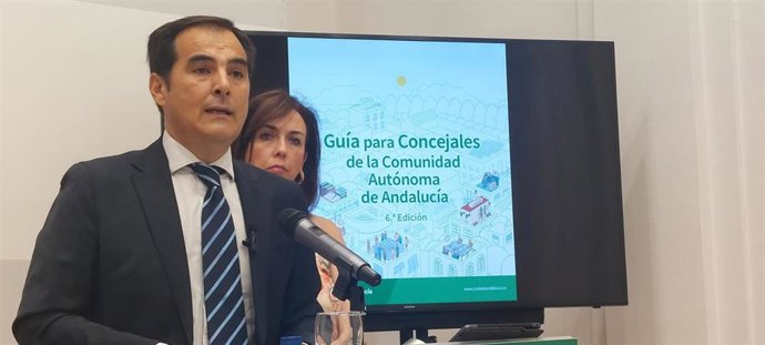 El consejero de Justicia, Administración Local y Función Pública, José Antonio Nieto, durante un acto en Málaga donde ha dado a conocer la guía, que incluye información actualizada y está accesible en Internet.