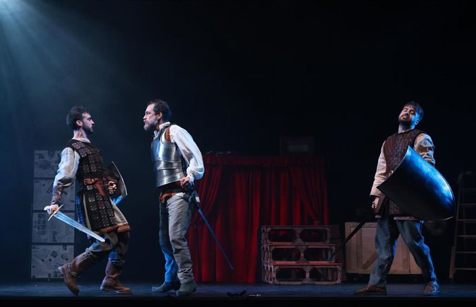 Los actores durante el pase gráfico de la comedia La casa de los celos y selvas de Ardenia', en la Fundación Juan March