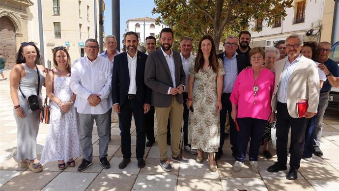 El secretario general del PSOE de Málaga, Daniel Pérez, y junto al portavoz municipal sociales de Vélez, Víctor González, en un acto
