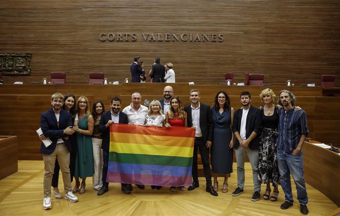 El diputado de Compromís en las Cortes valencianas, Joan Baldoví (c), posa junto a miembros de su formación con una bandera LGTBI, durante la constitución de la XI Legislatura de Les Corts de Valencia, a 26 de junio de 2023, en Valencia, Comunidad Valen