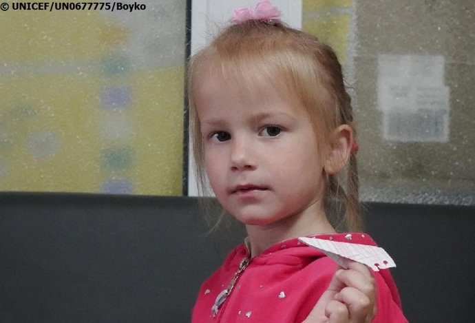 Una niña con un papel.