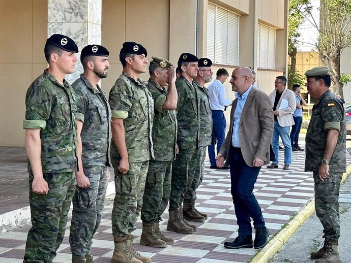 Imagen del delegado del Gobierno, Carlos Prieto, durante su visita a los soldados ucranianos instruidos en la Base Militar Álvarez de Castro