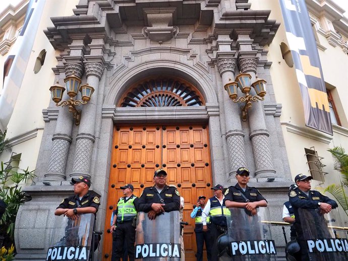 Archivo - March 29, 2023, Miraflores, Lima, Peru: Police guarding the municipal premises when dozens hold a protest in front of the municipality of Miraflores district, in Lima, for the recent closure of the Place of Memory, Tolerance and Social Inclusi