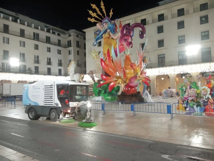 Servicio de limpieza municipal durante las fiestas de Hogueras.
