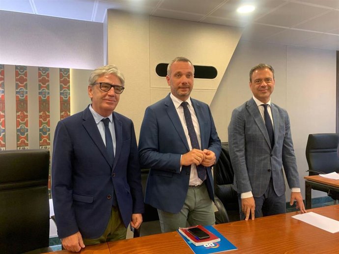 El portavoz del Grupo Parlamentario Popular, Joaquín Segado, en el centro, durante la Junta de Portavoces