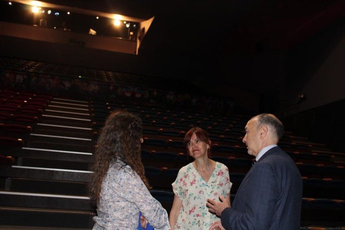 El delegado del Gobierno en Aragón, Fernando Beltrán, en las instalaciones del teatro de Las Esquinas en Zaragoza acompañado por su equipo de gerencia