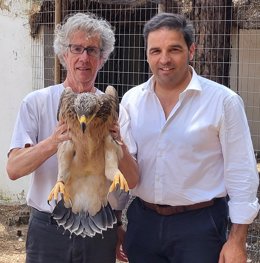 Visita del delegado de Sostenibilidad, Medio Ambiente y Economía Azul de la Junta en Huelva, Pedro Yórquez, al centro de cría de aves rapaces 'Altos de Mogaya', en Cartaya.