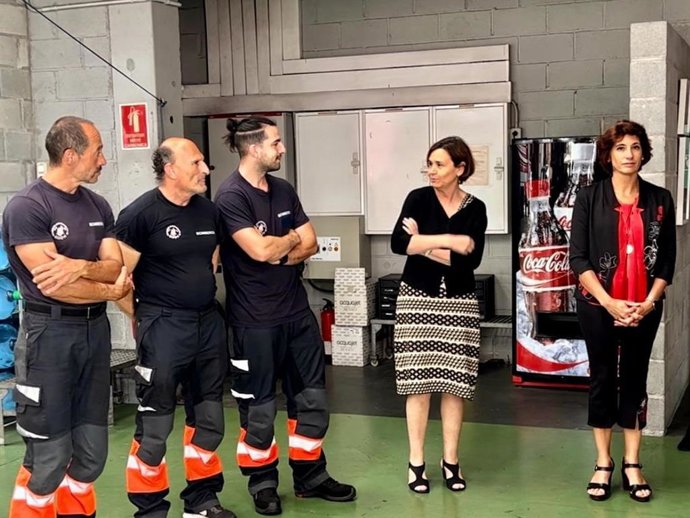 La alcaldesa de Gijón, Carmen Moriyón (Foro), acompañada de la concejala de Seguridad Ciudadana, Nuria Bravo, visita el Parque de Bomberos.