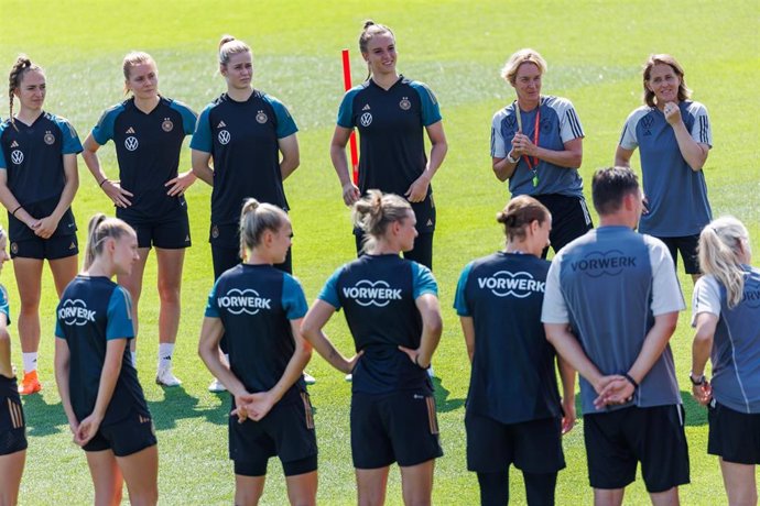 Jugadoras de la selección alemana femenina de fútbol junto a la seleccionadora Martina Voss-Tecklenburg