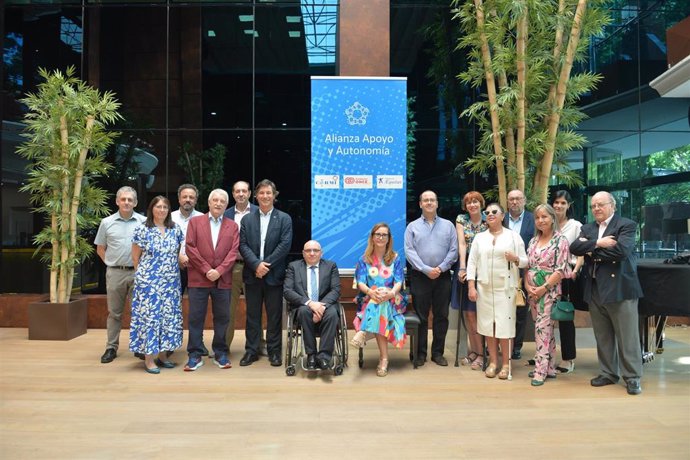 Participantes en la presentación de la 'Alianza Apoyo y Autonomía'