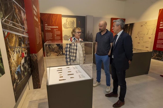 El vicepresidente y consejero de Cultura en funciones, Pablo Zuloaga, en el Centro de Arte Rupestre de Puente Viesgo