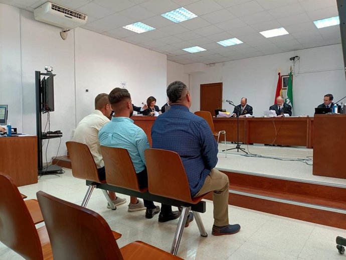 Arranca el juicio contra el acusado de liderar un grupo de carácter islamófobo y otros dos jóvenes por agresión en Antas (Almería).