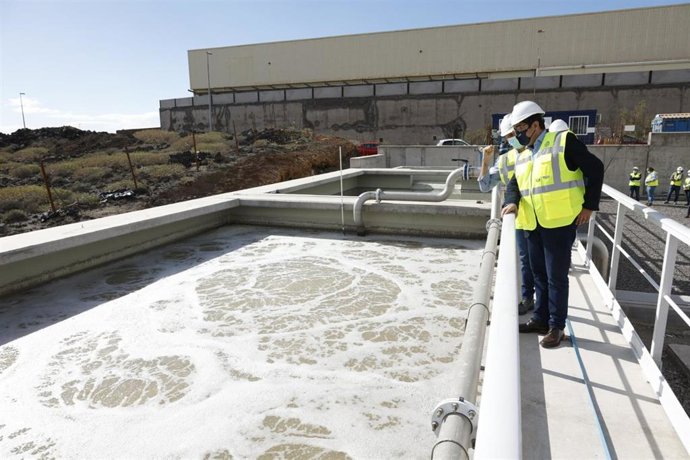 El presidente del Cabildo de Tenerife, Pedro Martín, en una visita a la EDARI de Güímar