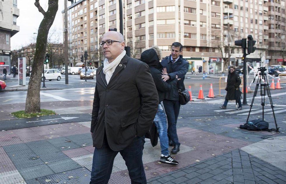 Archivo - El ex diputado foral Alfredo de Miguel, a su  llegada a la  Audiencia Provincial de Álava en diciembre de 2919