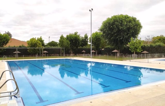 Gines (Sevilla) abre la piscina municipal este lunes hasta la medianoche para combatir la ola de calor