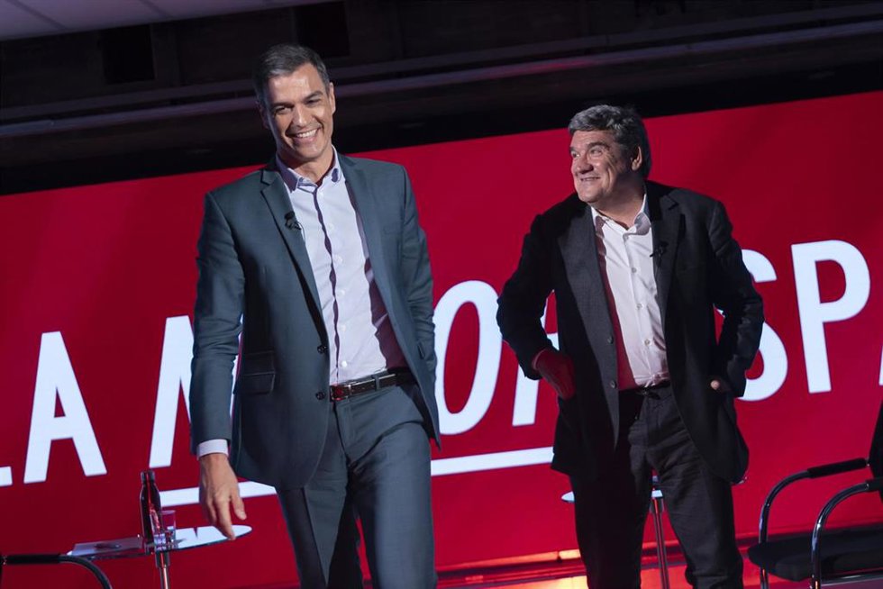El presidente del Gobierno y secretario general del PSOE, Pedro Sánchez, con el ministro de Inclusión, Seguridad Social y Migraciones, José Luis Escrivá en un acto sobre empleo y pensiones en Ferraz.