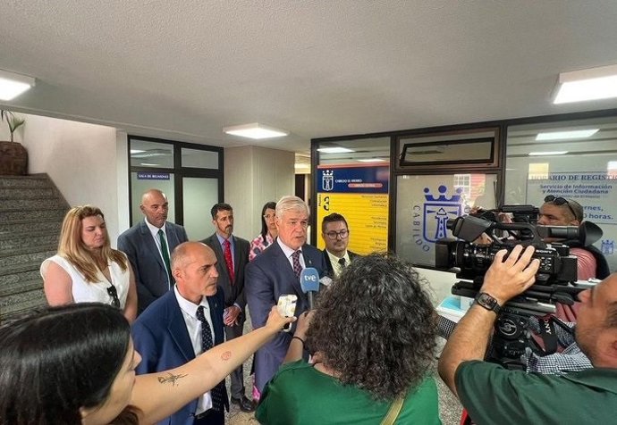 El aspirante a la presidencia del Cabildo de El Hierro, Alpidio Armas (PSOE), junto al consejero de Agrupación Herreña David Cabrera