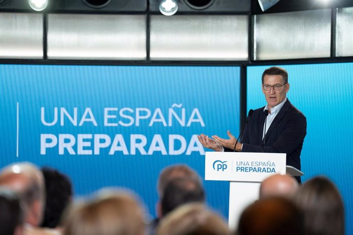 El presidente del PP, Alberto Núñez Feijóo, este lunes en el acto en Barcelona