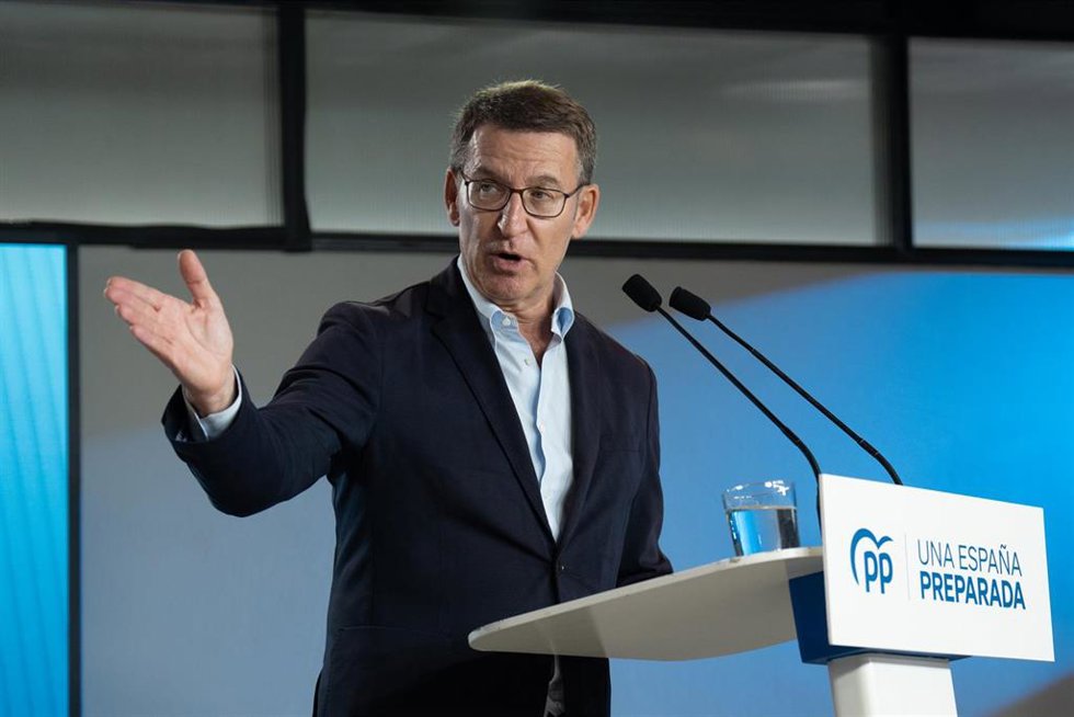 El presidente del PP, Alberto Núñez Feijóo, interviene durante el acto de este lunes en Barcelona
