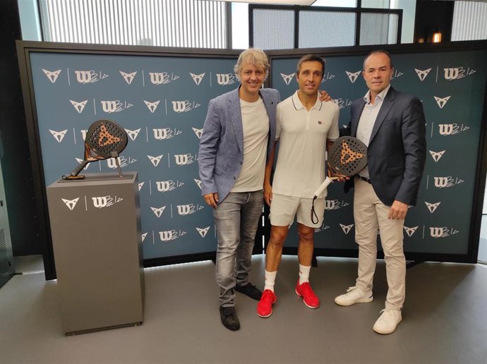 El director global de Marketing de CUPRA, Ignasi Prieto, el jugador de Wilson y embajador de CUPRA, Fernando Belasteguín, y el global business director de Wilson Padel, Iñaki Cabrera