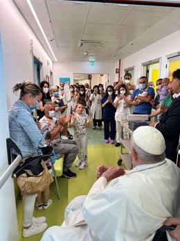 El Papa visita a los niños del servicio de oncología y neurocirugía pediátrica del hospital Gemelli de Roma